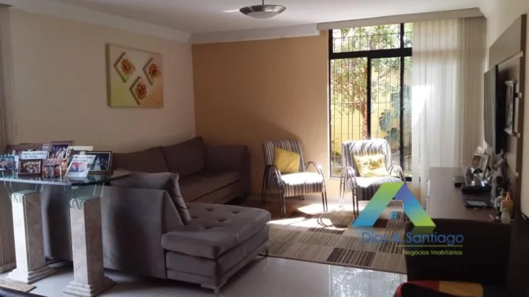 Imagem Lindo sobrado com 3 dormitórios, 4 vagas de garagem em bairro calmo e com amplo comercio nas proximidades, fácil acesso a principais avenidas.