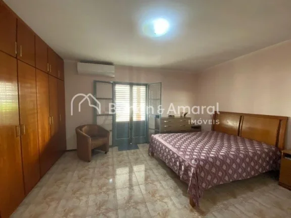 Imagem O imóvel possui 300 m² de terreno e 308 m² de área construída, com 3 dormitórios, sendo uma su...