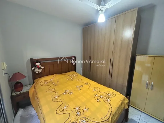 Imagem Casa em rua tranquila, recentemente pintada, com garagem para até 5 carros. Possui sala de estar, s...
