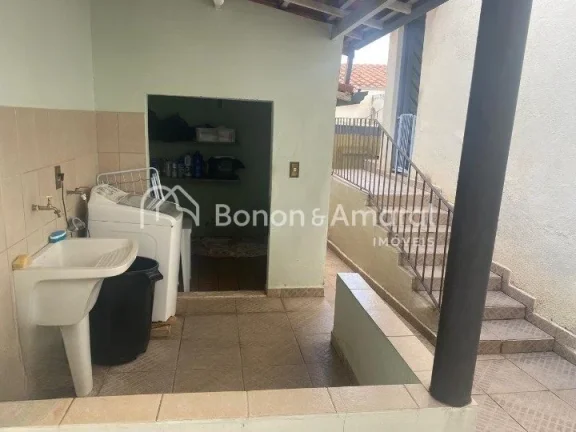 Imagem Imóvel versátil, com construção sólida, ideal para residência ou comércio. 
A casa possui uma...