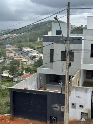 Imagem PLACA FOTOVOLTAICA FUNCIONANDO+3QUARTOS+SUÍTE+4VAGAS+ILUMINAÇÃO