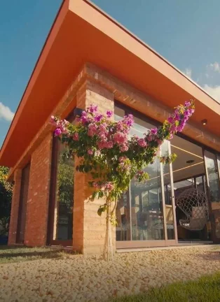 Imagem Condomínio Palos Verdes, Miolo da Granja Viana. 90% terrea! • Casa com estilo único, arquitetura...