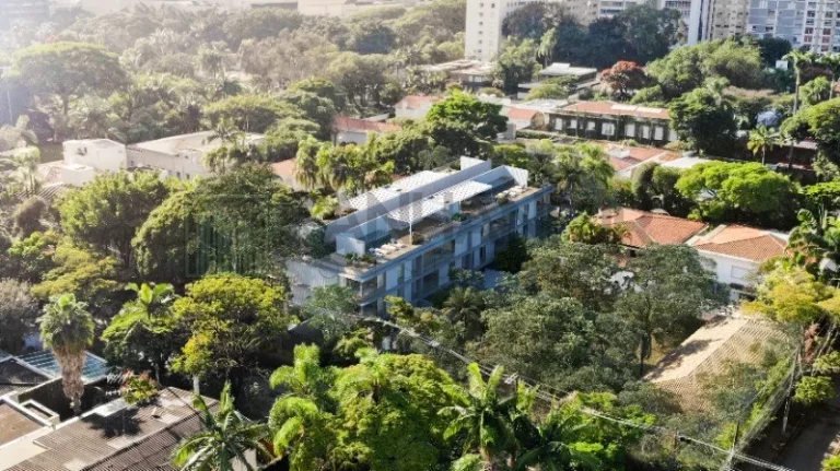 Imagem Descubra o seu refúgio de tranquilidade e sofisticação no coração de São Paulo! Esta casa garden deslumbrante, projetada pelo renomado Studio MK27 -