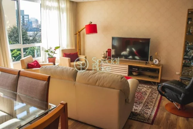Imagem Excelente apartamento, todo reformado, com 130 m². Living amplo com grandes janelões, sala de jant...