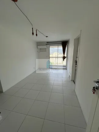 Imagem Imperdível cobertura à venda em Curicica, Rio de Janeiro - 2 quartos, 1 sala, 1 banheiro, 2 vagas de garagem, 130m² de área.