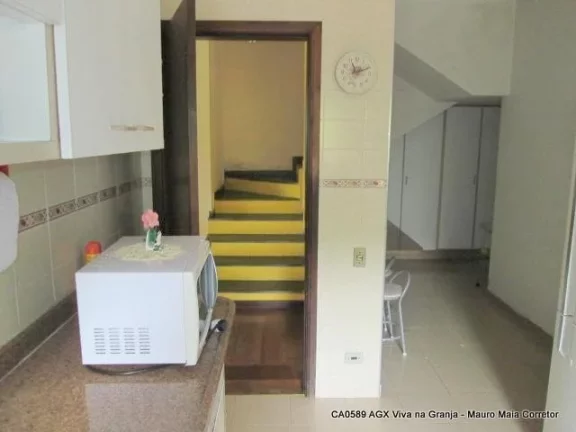 Imagem Casa situada em um bolsão residencial, altura do Km 23 da Raposo Tavares.