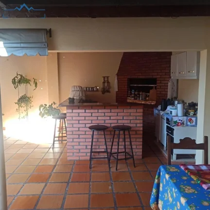 Imagem Casa de 4 quartos à venda em Foz do Iguaçu - Bairro Conjunto Libra: 3 banheiros, 2 vagas e 300m² de área!