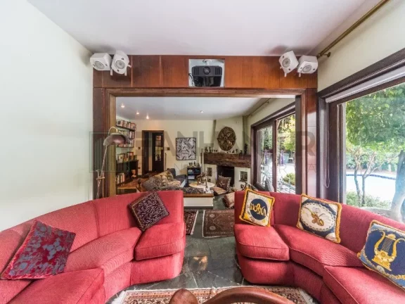 Imagem VENDO CASA PRÓXIMO AO PQ. IBIRAPUERA! Magnifica residência a venda em rua tranquila e arborozada no Jardim Lusitânia, com 900m² de área construída em
