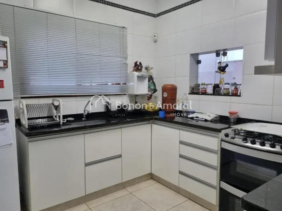 Imagem Casa aconchegante à venda no bairro Capuava, em Valinhos/SP, com ambientes espaçosos e cercada por...
