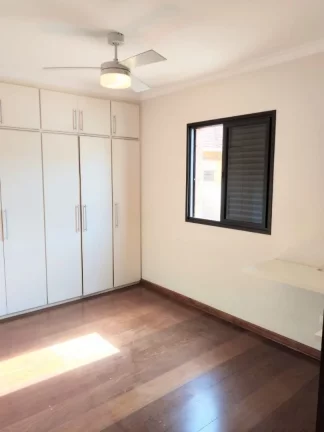 Imagem Apartamento reformado no Centro da cidade,com sala para 2 ambientes com sacada, 3 quartos com armár...