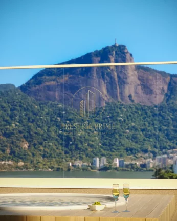 Imagem Entre o mar e a Lagoa, uma rua calma e arborizada, cercada por uma gastronomia estrelada, cultura, a...
