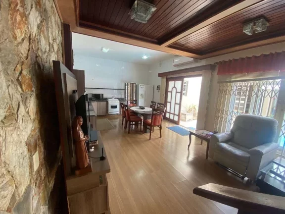 Imagem Venda, 176m2, Casa Principal Com 2 Suítes, Espaço Gourmet e Piscina, Sistema de Energia Solar, Trindade - Florianópolis/SC