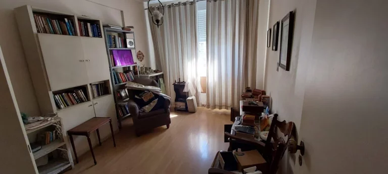 Imagem Apartamento com 228m², quadra da praia do Gonzaga, 3 dormitórios, dependência completa, 1 vaga!