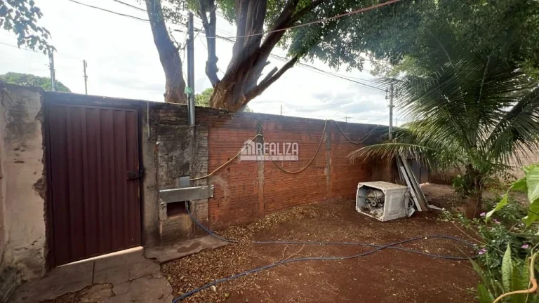 Imagem Espaçosa casa à venda no bairro Fabrício, Uberaba - 6 dormitórios e amplo quintal!