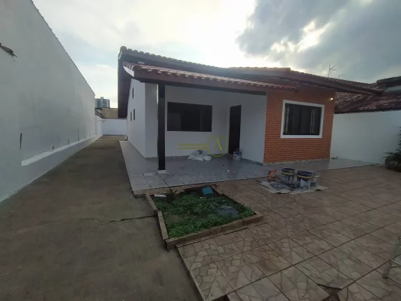 Imagem Casa térrea, 3 dorms, muito bem localizada à venda em Peruíbe