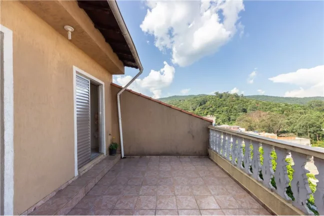 Imagem Encantadora Casa de 175m² com 4 Dormitórios e 2 Vagas na Garagem em Taipas, São Paulo