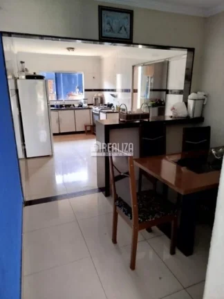 Casa à venda no Jardim Elza Amuí I, Uberaba: 2 dormitórios com suíte e varanda gourmet