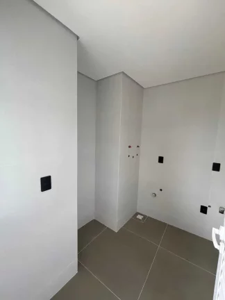 Imagem Sobrado com 3 dormitórios sendo 2 suítes e 1 master e 2 vagas de garagem, Camboriú/SC