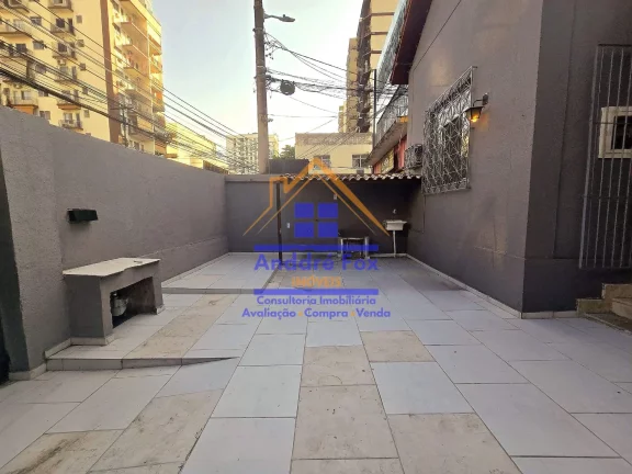 Imagem Casa linear com sala, 3 quartos, cozinha, área de serviço, quintal, garagem para 2 carros, à venda, 70 M², por R$ 410.000 – Vila Isabel - Rio de Janeiro / RJ.