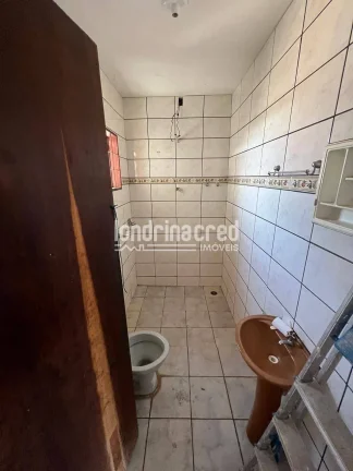 Imagem Casa ampla de 2 pisos, pronta para morar e escriturada! 4 quartos, 3 banheiros, área com vista para Londrina e dependência para reformas. Garagem inclusa!