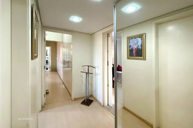 Imagem Este espaçoso apartamento oferece uma combinação perfeita de conforto e conveniência. Com quatro...