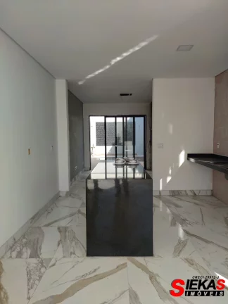 Imagem Imóvel de alto padrão com 3 quartos, 3 suítes e 4 vagas de garagem em Mogi das Cruzes-SP, Cidade Parquelandia.