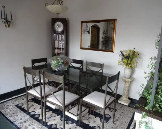Imagem Apartamento bem distribuÃ­do com piso de madeira e armÃ¡rios, living para 03 ambientes, lavabo, ...