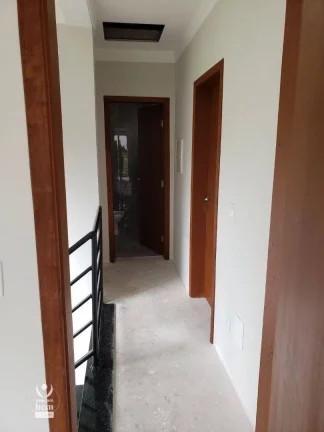 Imagem Amplo sobrado de 121 m² com 3 quartos sendo 1 suíte, 2 vagas de garagem à venda por R$ 650.000 - Campo de Santana - Curitiba/PR