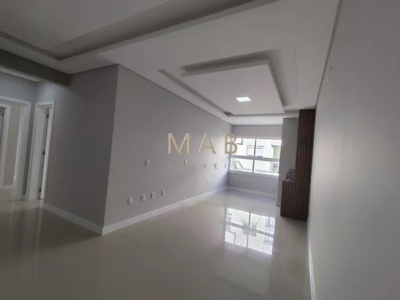 Imagem Apartamento de 2 dormitórios sendo 1 suíte, sala, cozinha, lavanderia, banheiro social, churrasqueira e vaga de garagem. O condomínio conta com elevad
