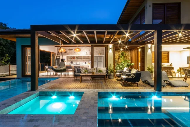 Imagem Casa alto padrão localizada em Praia do Forte condomínio com acesso ao mar Praia Bella.