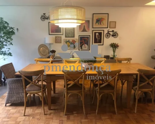 Imagem Lindo apartamento reformado em Predinho charmoso, sem elevador, em uma das ruas mais cobiçadas em P