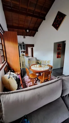 Imagem Casa Elegante com 4 Dormitórios a 700 metros da praia de Massaguaçu.