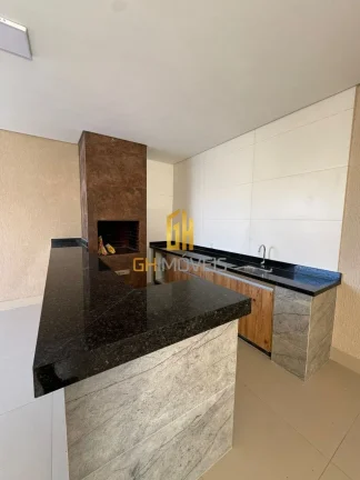 Imagem GH1935

A casa possui:

- 4 quartos (2 suite);
- 1 banheiro social;
- Sala; 
- Cozinha; 
- Área de ...