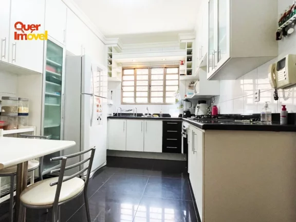 Imagem Casa à Venda no Jardim Anhangüera, Ribeirão Preto-SP: 3 Quartos, 1 Suíte, 1 Sala, 4 Banheiros, 6 Vagas de Garagem, 380m²!
