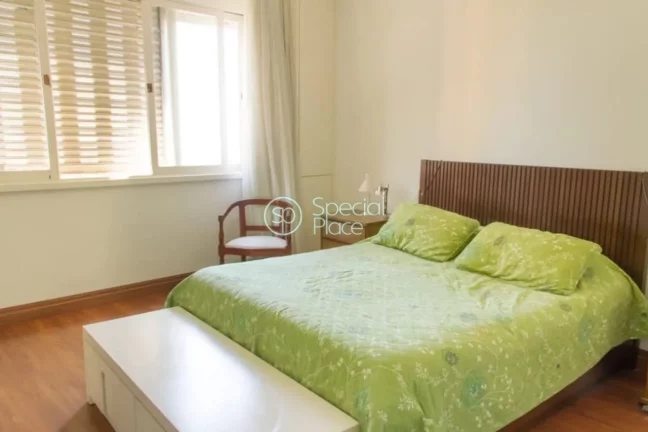 Imagem Apartamento super espaçoso, com 270m2, 4 dormitórios ( 1 suíte ) e 2 vagas na garagem. Amplo livi...
