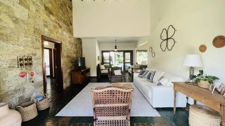 Imagem ...quot;Riviera Módulo 30: Casa à Venda com Dois Lotes e Área Verde Privilegiada...quot;