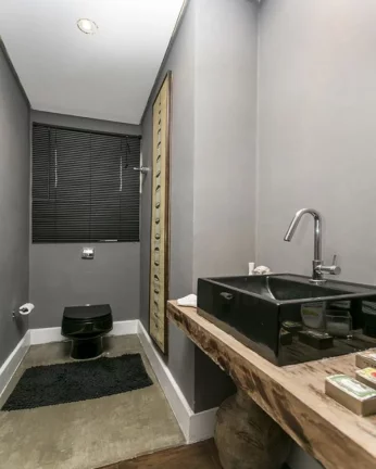 Imagem Apartamento amplo, living para 02 ambientes, piso de tacos, 03 dormitórios com armários, 02 banhei...