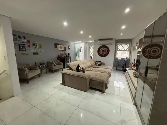 Imagem Imóvel à venda em São Caetano do Sul-SP: Casa com 4 quartos, 1 suíte, 2 banheiros, 4 vagas de garagem e 250m² de área no Jardim São Caetano.