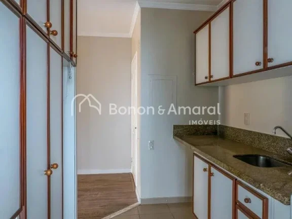 Imagem Apartamento reformado, em andar alto, com forno e armários embutidos e varanda!

Condomínio com ac...