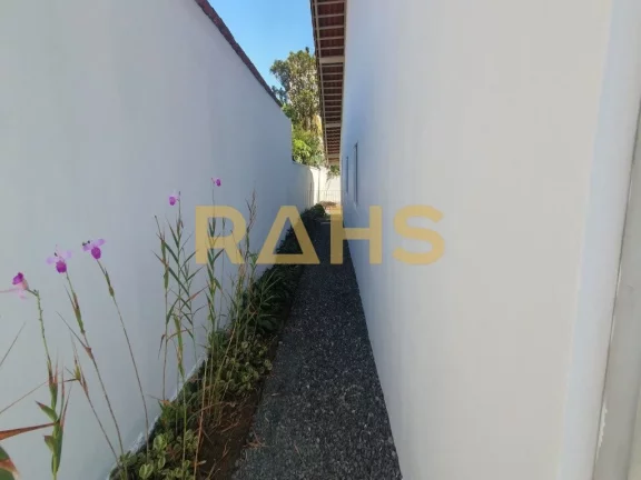 Imagem Ótima casa 100% averbada, com 123,50m² privativos, construída em um terreno plano de 378m2 (12x31...