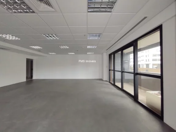 Imagem Conjunto comercial com 677m² para locação em Alphaville.