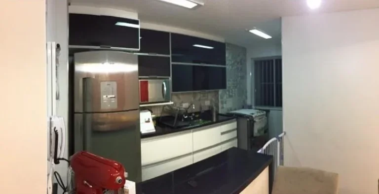 Imagem Apto de 60M², 2 quartos, armário, banheiro, sala aberta e cozinha americana planejada, área de serviço. Vaga fixa.