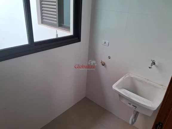 Imagem Casa sobreposta alta em Santos no bairro da Aparecida com varanda de frente na sala, 2 suítes e uma vaga de garagem a venda por R$ 830.000,00