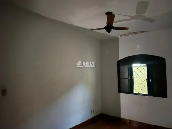 Imagem Vende-se casa com dois quartos no centro da cidade - Igarapava/SP