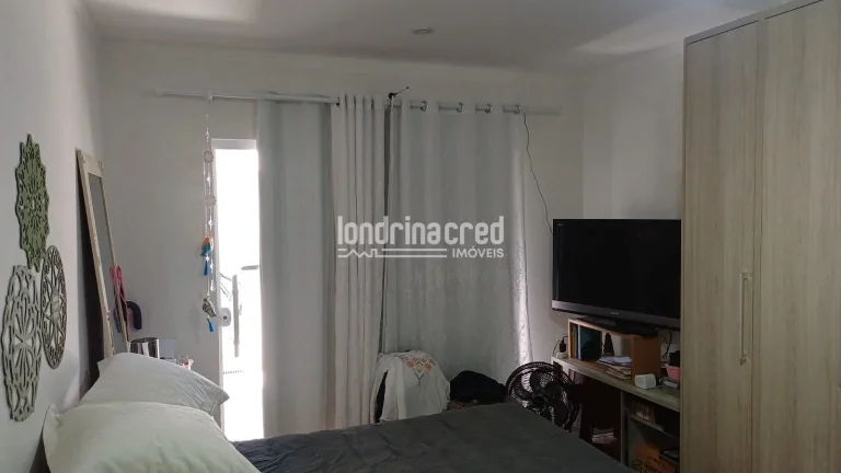 Imagem Casa com laje, 2 quartos (1 suíte com banheira), sala, copa e cozinha conjugadas, garagem para 2 carros, churrasqueira, portão eletrônico e ótima localização