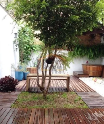 Imagem A casa é muito charmosa, muito iluminada com luz do sol natural e arborizada. Sala principal conta ...