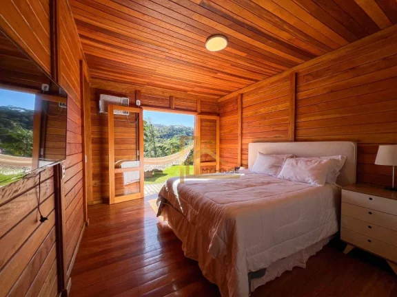 Imagem Casa Linear com 4 quartos e lazer privativo dentro de condomínio de Teresópolis