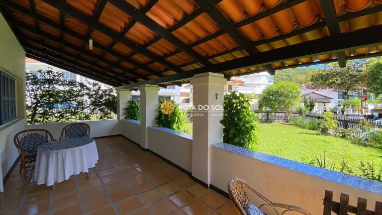 Imagem Casa à venda 4 quartos a poucos metros da Praia de Bombas - Bombinhas SC