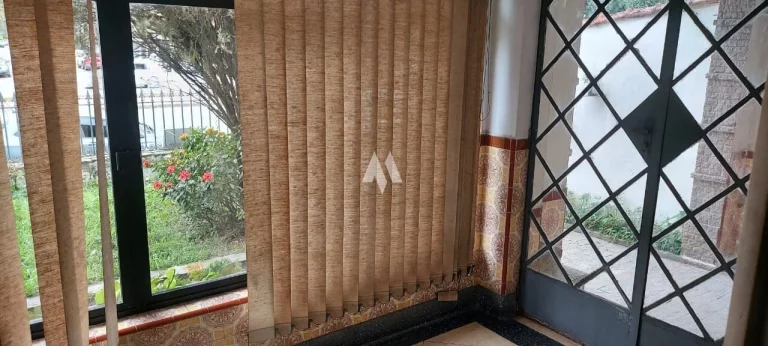 Imagem Casa com ótima localização na Avenida Afonso Pena com 03 Quartos + edícula á venda em Santos