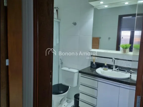 Imagem Casa aconchegante à venda no bairro Capuava, em Valinhos/SP, com ambientes espaçosos e cercada por...